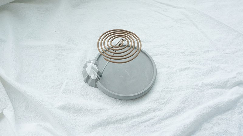 山是萬物的主軸，也是一切生命的起點，用護國神山讓自己的杯子也能成為滴水不漏的靠山。不管是線香、香盤、杯墊或是擴香石，甚至是置物台都是很有質感的居家裝飾品。