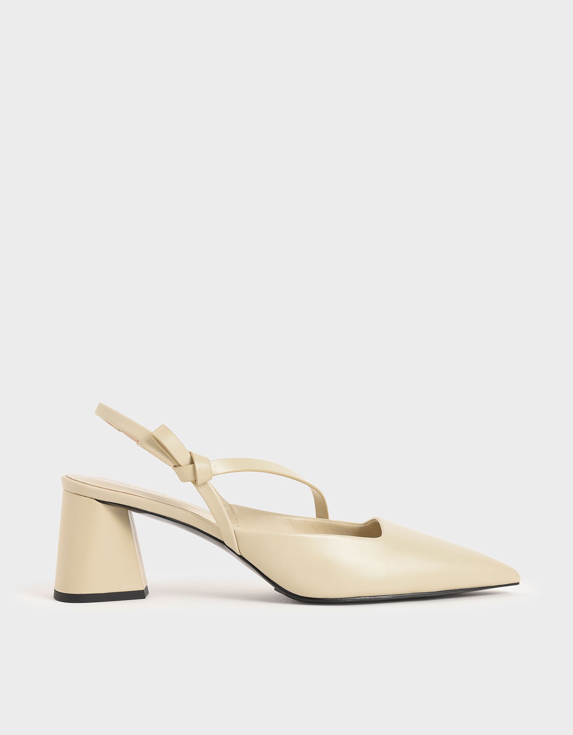 不失甜美氣質的簡約鞋款，結合側邊小紐節的巧思，讓喜歡穿拖鞋感受通風的女孩也能接受的正式鞋款，穿上風衣或長洋裝展現不失禮節的好品味吧！