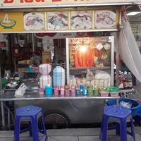 ชายสี่บะหมี่เกี๊ยว รินทร์ทอง