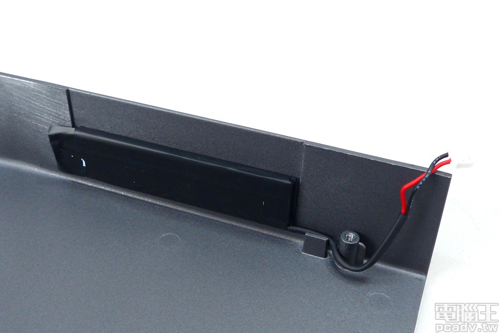 Radeon RX 5700 XT 散熱器金屬外殼具備 1 個 LED 發光模組。