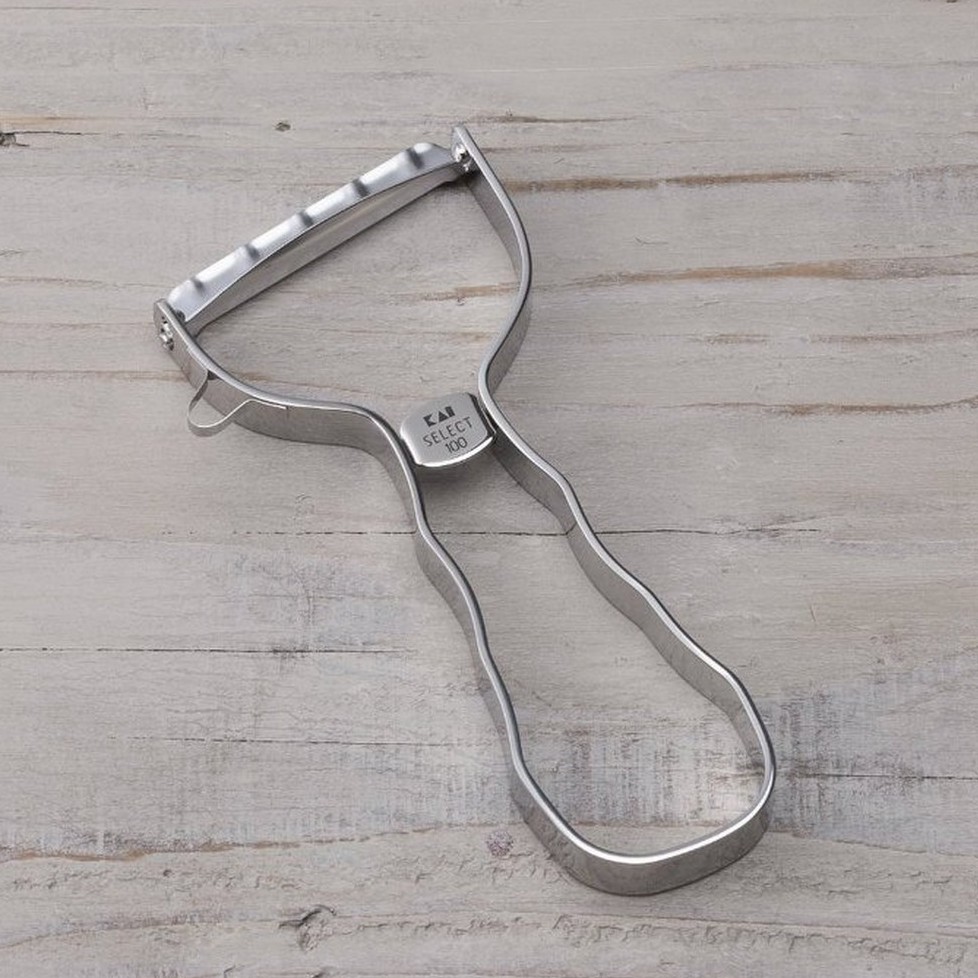 [品牌：偶拾小巷] 品名： 日本帶回 貝印 KAI SELECT100 T型不鏽鋼削皮刀 尺寸: 約13.5x6x1.1cm素材: 18-8不鏽鋼原產國: 中國 日本貝印SELECT100廚房工具系列