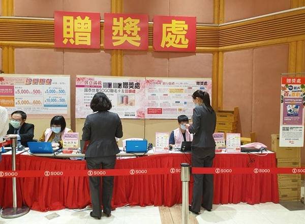 HAPPY GO Pay使用教學，最懂女人心的行動支付，週年慶血拚省很大，付款、電子發票載具、集點一次完成上手超容易