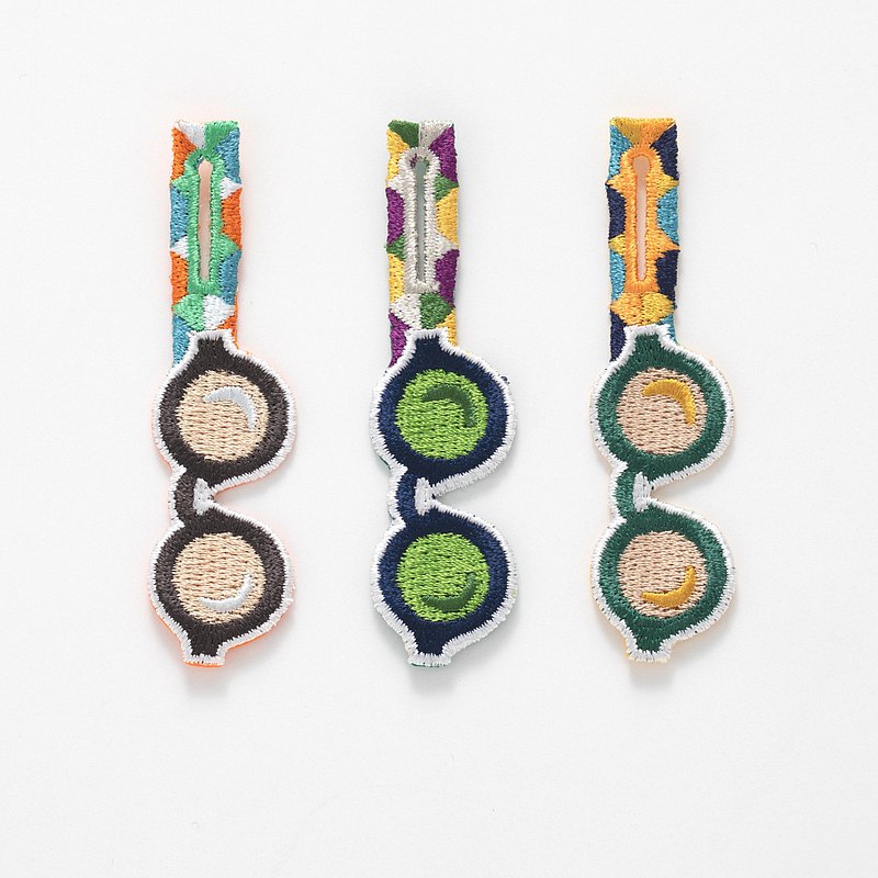 放在按鈕上的配件。您可以將其附加在有按鈕的任何位置，例如襯衫或開衫。建議戴在頸帶或兒童上。