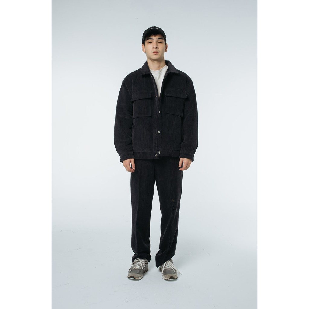 商品編號 / 9807840顏色 / 深籃色尺寸 / 單一尺寸商品平量尺寸數據 （尺寸單位 cm）肩寬 / 54胸寬 / 56衣長 / 71商品材質 /材質：主布-棉100%產地：韓國建議洗滌：可水洗