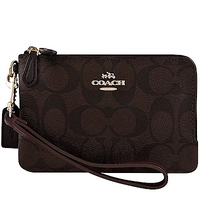 大C PVC搭配精緻車縫線設計正面以一立體馬車飾牌妝點提帶可拆，L型拉鍊式封口可收納iPhone8