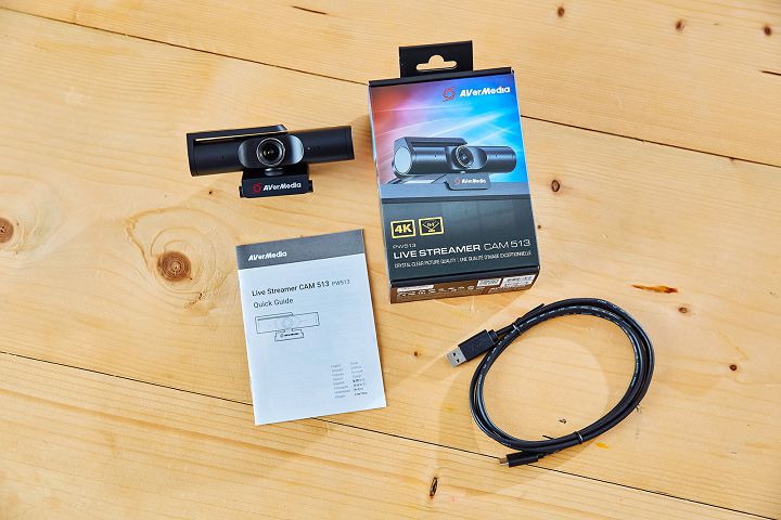 PW513 內容物一覽，除了本體之外，還有說明書及一條Type C to A的傳輸線材。