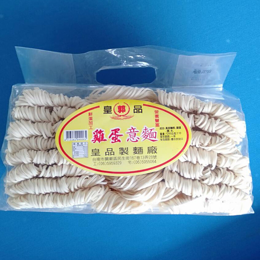 遵循古法堅持使用最好的麵粉製作 麵條更耐煮口感更有彈性 正宗台南日晒關廟麵 商品名稱皇品製麵郭正統手工關廟麵 雞蛋意麵 1200g 品牌 皇品製麵 商品種類關廟麵 內容量 1200g 保存方式為確保品