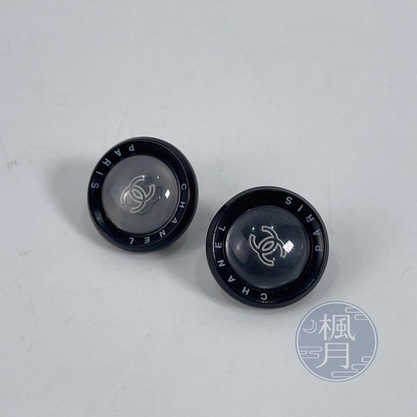 BRAND楓月 CHANEL 香奈兒 98/P 立體黑圓盤雙C耳夾 配件 配飾 飾品 精品首飾 時尚流行