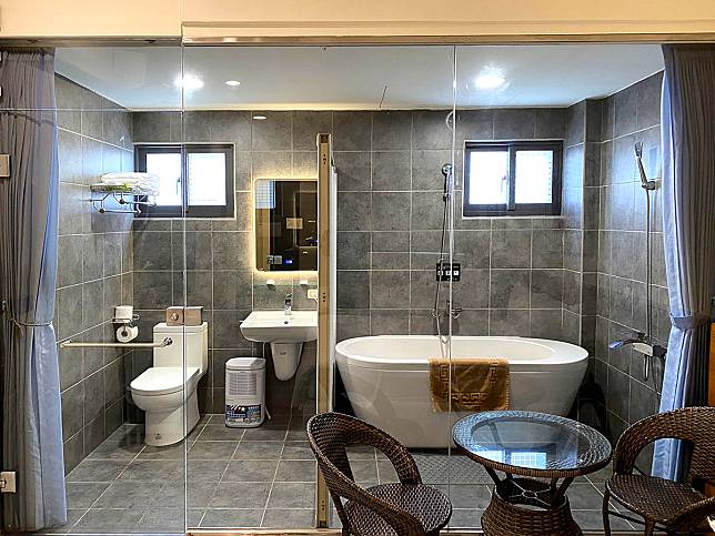 ▲澡享四人房有令人害羞的玻璃衛浴（圖：珍棧民宿）