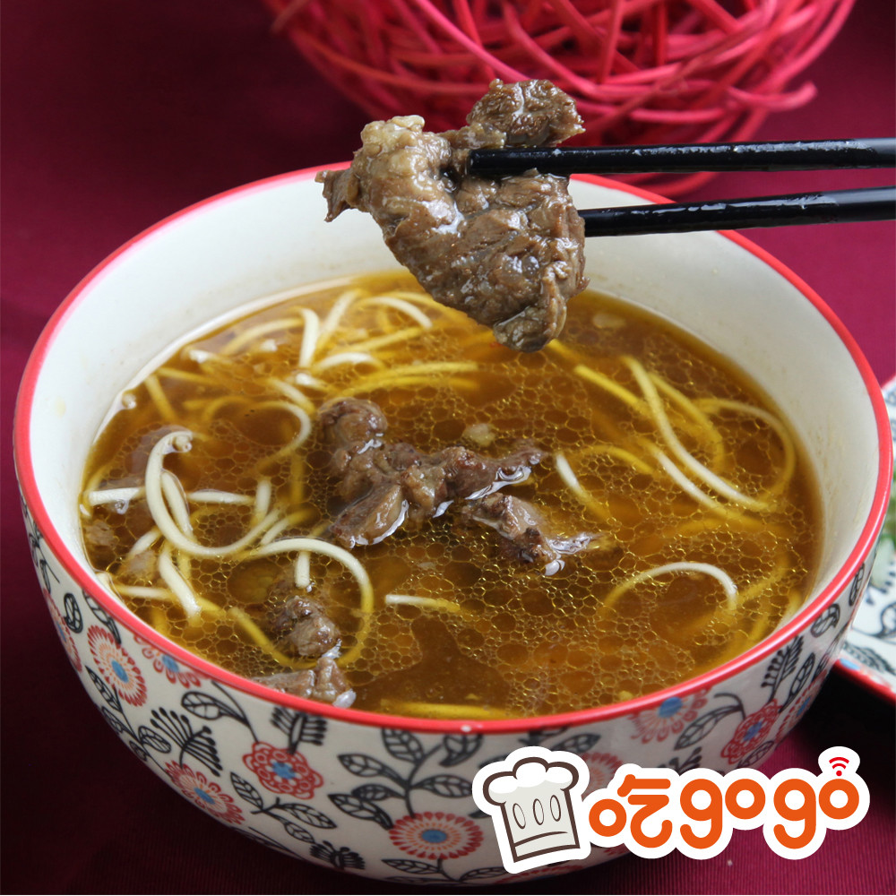 濃郁爽口！ 配上特選關廟細乾麵， 細緻的麵條，一口接一口， 口中散發出的清香， 宛如家鄉的一碗老麵，回憶滿滿！ 品名：【吃gogo】紅燒牛肉麵 商品名：紅燒牛肉湯包 主要成份：牛條肉、中藥滷包、香油、