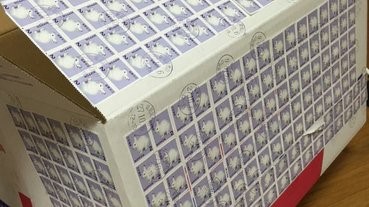 收到一個貼滿郵票的紙箱...