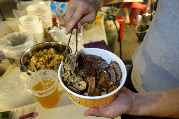 台北夜市滷味推薦-饒河街夜市撒旦牛滷味，饒河夜市好吃小吃，松山區銅板美食，饒河夜市加熱滷味，滷牛三寶、滷大腸好吃又入味 