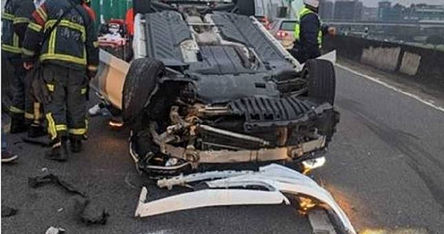 賓士翻車滾出鋁棒　堤頂大道上班塞爆