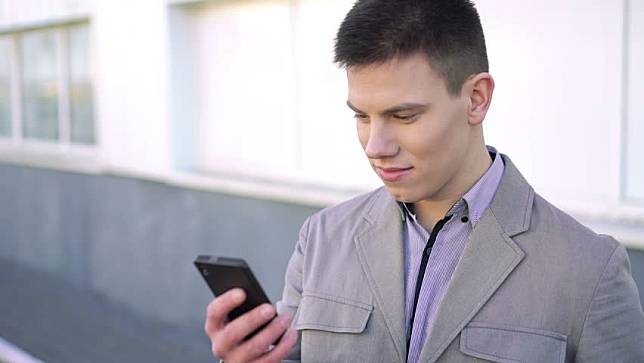 8 Chat yang Bisa Bikin Cowok Mikirin Kamu Sepanjang Hari