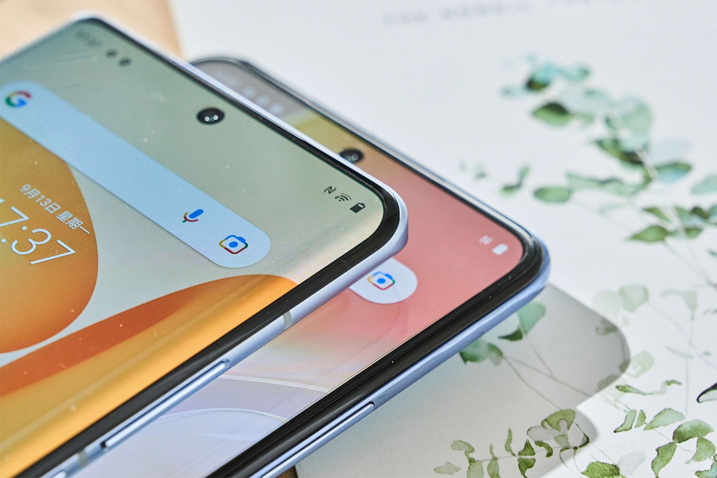 側面也能看出 X70 Pro（上）與 X70（下）的邊框視覺感差異，以筆者的實際感受來說，X70 Pro 更優一些，但對於一些不喜好曲面螢幕的用戶，也有平面螢幕的 X70 可以選擇。