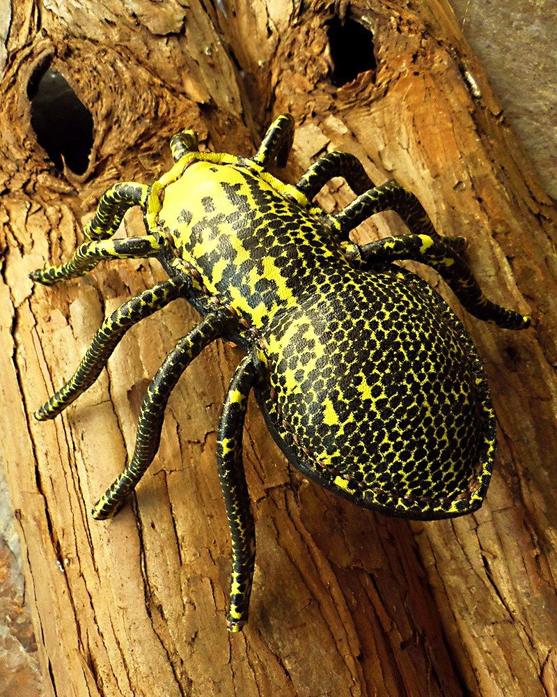 商品均為一針一線手工縫製，每件牛皮都有著獨有的紋路風格，牛皮隨著長期使用後，會變得更加有復古個性。 **尺寸**/ 長約 14 cm 寬約 14.5 cm 高 6 cm (此作品腳部可以些微移動角度哦