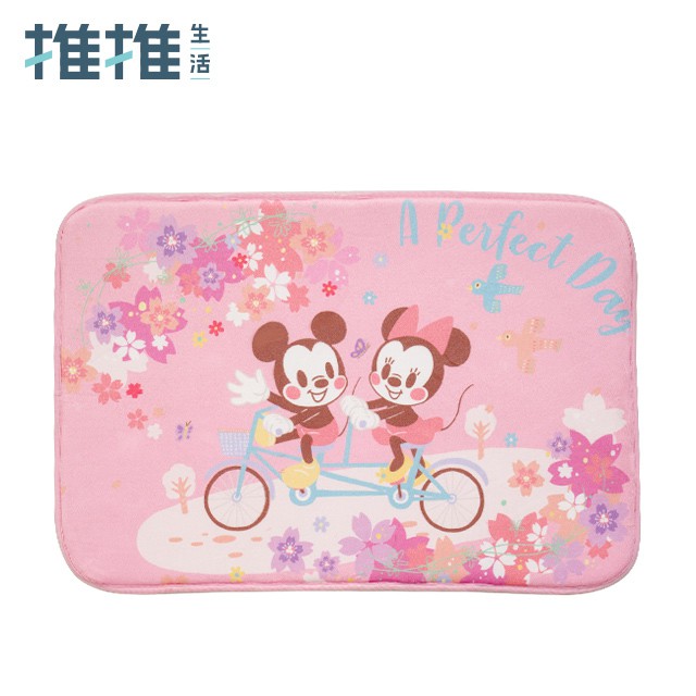 超級可愛的米奇米妮地墊，放在床邊好療癒與米奇米妮一起開啟完美的一天地墊採用特殊法萊絨材質，一踏柔軟無比放在哪個小角落都超適合!【商品特色】-柔軟面料，觸感舒適-底部防滑點膠設計，輕鬆不跑位【商品規格】