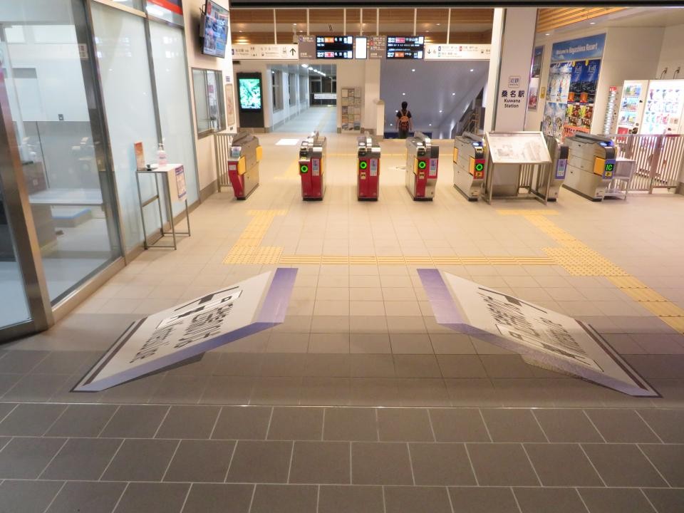 実用的なトリックアート が桑名駅に出現 見方を変えると案内表が立ち上がり めっちゃ見やすい