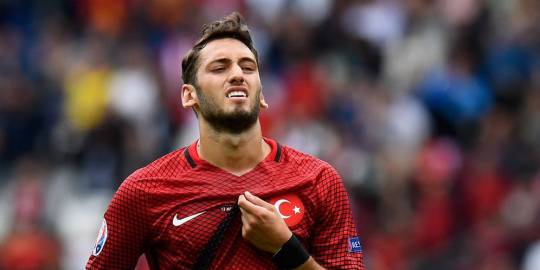 Lazio Ganggu Chelsea dan Arsenal untuk Dapatkan Calhanoglu?