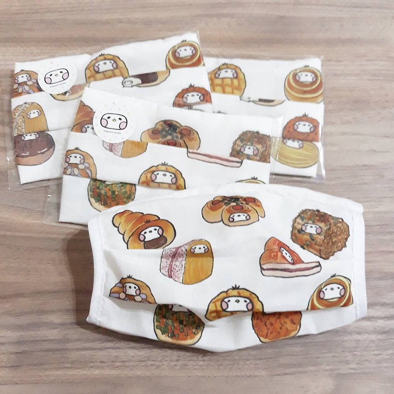 布籽生物台灣懷舊古早味麵包 共16款經典麵包插畫一次收藏 ✔口罩套 可延長醫療防疫口罩使用時間 ✔TC混紡材質環保紗布，質地輕柔舒適 ✔透氣性強且不易產生皮膚不適過敏現象 ✔特殊車邊設計，更貼合臉型，