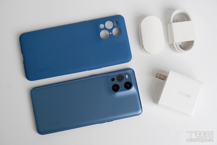 包裝內容物包含手機、65W Super VOOC 充電器、充電線、耳機、SIM 卡針、保護殼。