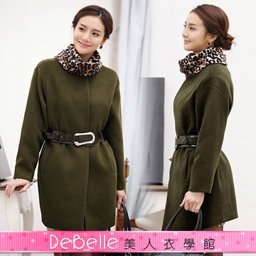 兼具復古與甜美的一款，圓弧的領口，把頸部線條修飾的很完美，隱藏式的暗釦和兩側假口袋設計，車縫細節精細，加入墊肩具有質感的毛呢大衣，顯得魅力出眾，搭上暖暖的豹紋圍脖與精美腰帶，在寒冬裡溫暖豋場。