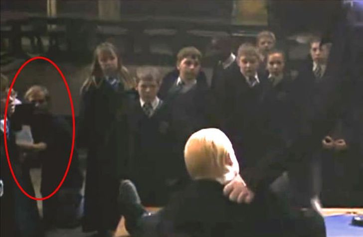 20個經典電影超爆笑穿幫鏡頭！《哈利波特》飄浮不是魔法，是靠鋼絲啦！