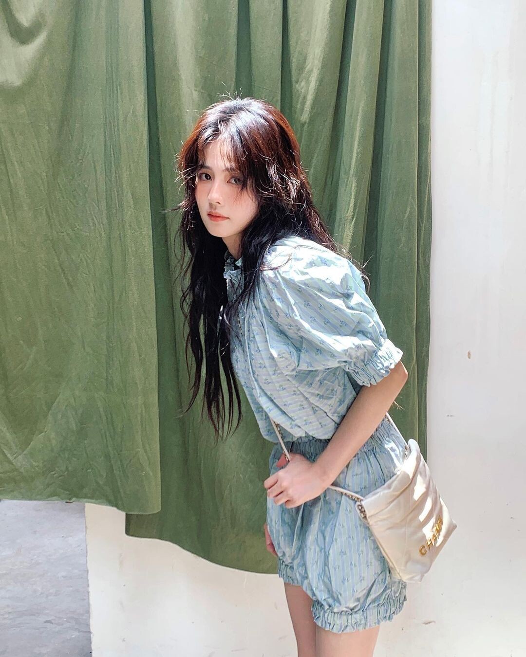 《以愛為營》白鹿戲外7大超減齡穿搭！秋冬亮色系針織衫是關鍵，泡泡袖元素修飾頭身比