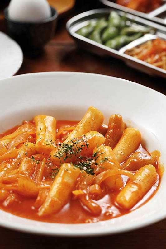 「辣炒年糕」加了起司，濃郁又Q彈，讓人愛不釋口。（150元）（圖／于魯光）