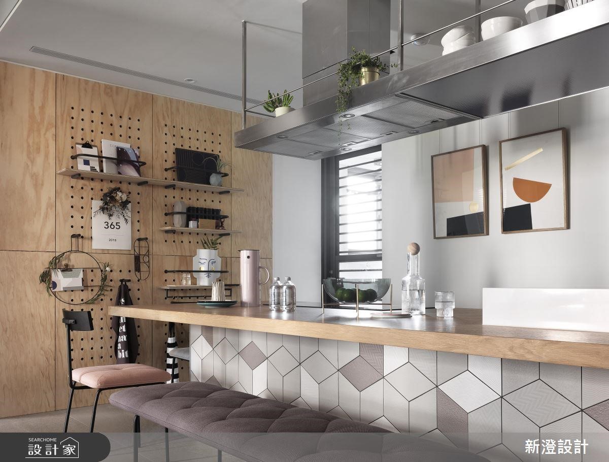 廚房的一側，可以運用木製洞洞板滿足收納需求。