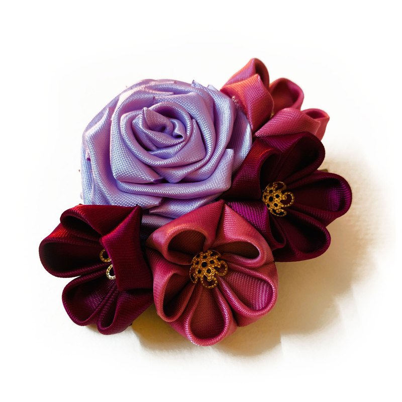 黃銅鱷魚皮髮夾上的多色雙絲緞