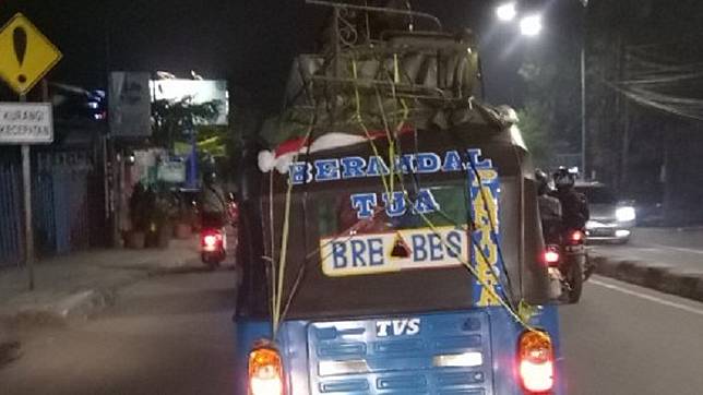 Irit Biaya! Pemudik Ini Seru-seruan Pulang Kampung Naik Bajaj ke Brebes