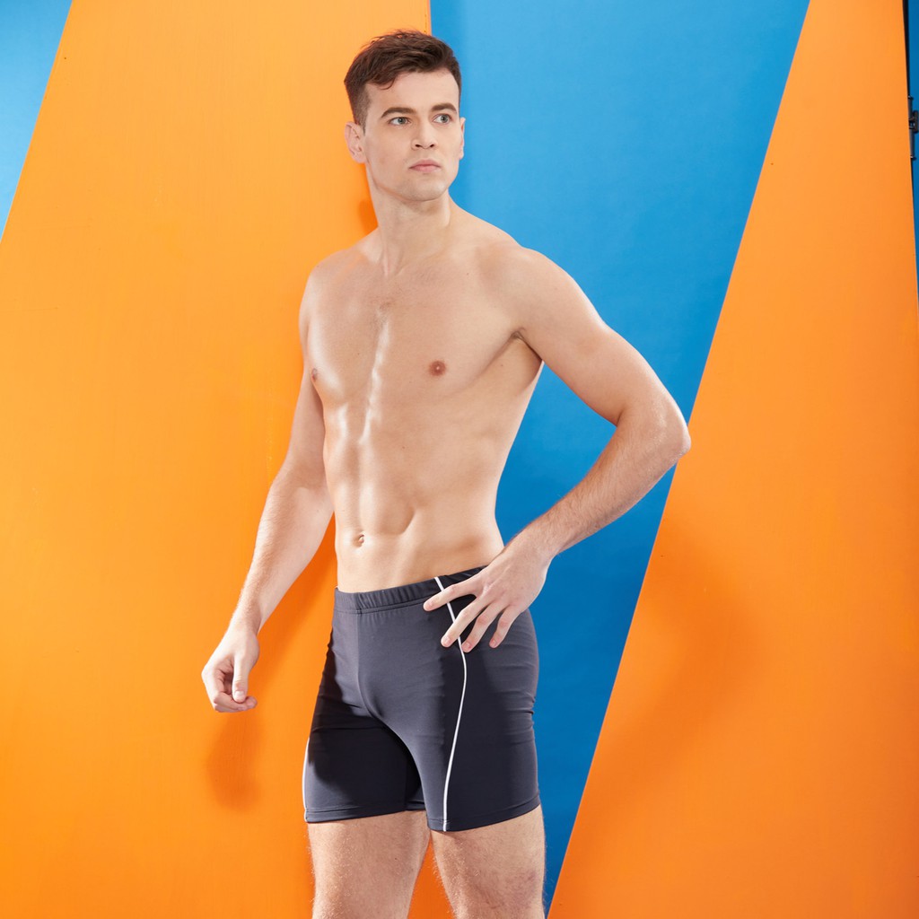 【商品品牌】APPLE蘋果牌泳裝【商品敘述】大男黑底雙邊白出芽四角泳褲【商品價格】原價580特價406【商品規格】成份：表布：尼龍83%、彈性纖維17% 裡布：聚酯纖維100%產地：台灣製造尺寸：M.