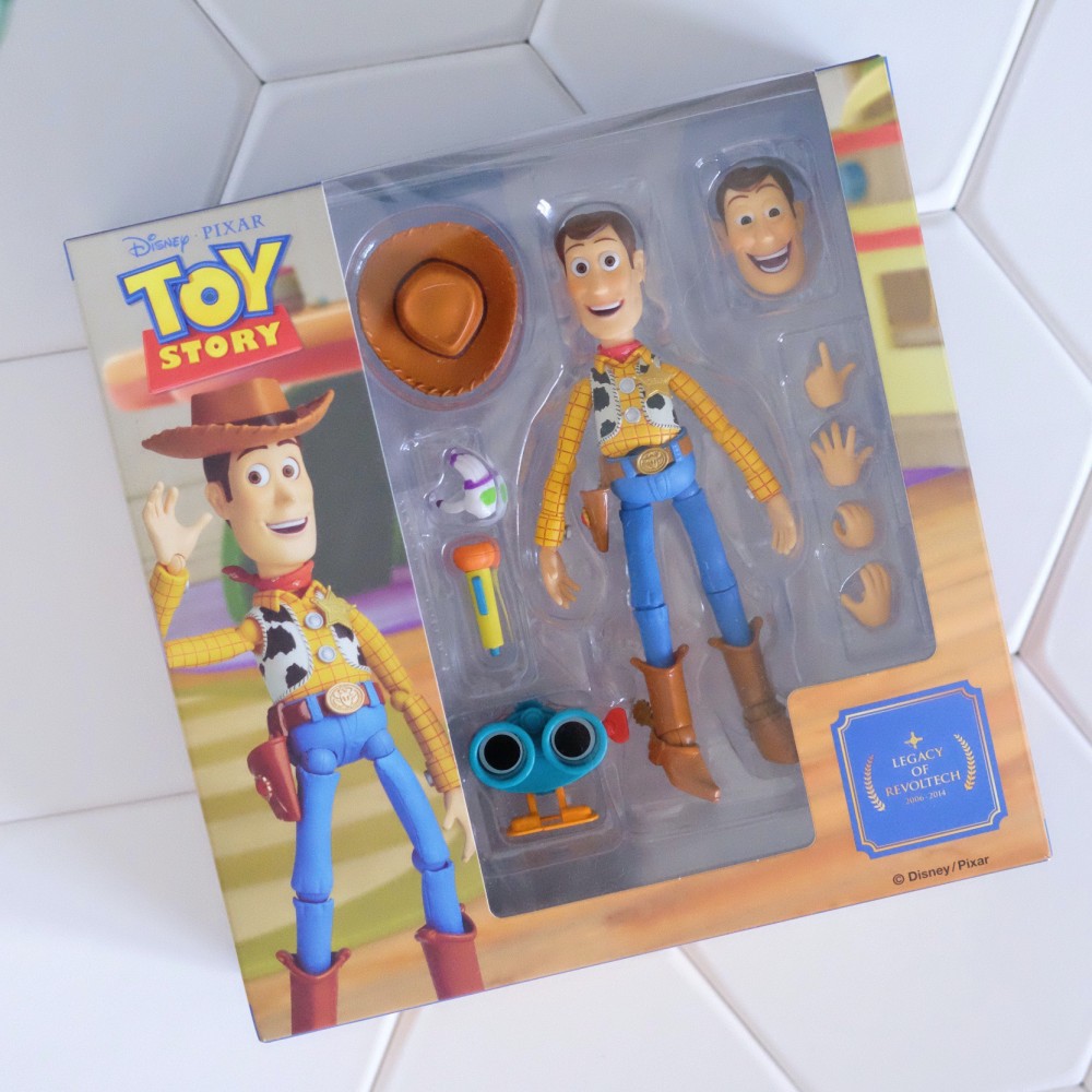 ☁日本海洋堂出品☁超精緻細膩，玩總迷必收作品！☁胡迪超可動公仔，把玩度100萬分！！！☁全身多處可動關節，臉部表情可自由更換，眼珠還可自由改變方向！！！任何場景情境皆可玩！☁手部可更換，配合不同配件道