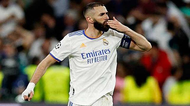 Pemain Real Madrid Karim Benzema melakukan selebrasi usai mencetak gol ke gawang Manchester City dalam pertandingan leg kedua semifinal Liga Champions di Santiago Bernabeu, Madrid, 5 Mei 2022. REUTERS/Juan Medina