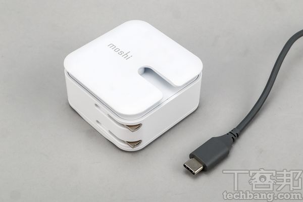 30W充電器產品包裝裡除 USB Type-C傳輸線，還有支援PD 3.0的30W充電器。