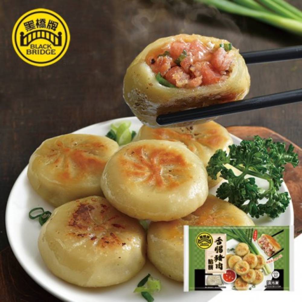 無須解凍，以下方式擇一方式一、鍋煎：平底鍋熱鍋後，加入少許油，油熱後將冷凍餡餅擺入，倒入水，淹至餡餅1/3，蓋上鍋蓋轉中火，煎至 水分收乾後翻面，再煎至雙面都上色就有美味可口的多汁餡餅囉。方式二、微波