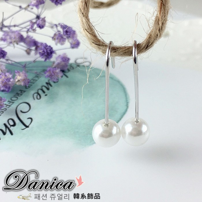 款 式 顏 色如圖設計令人驚艷 時尚也可以那麼簡單商 品 尺 寸2.8*0.8CM 珍珠約:0.8CM材 質 說 明 銀精鍍白K+仿珍珠#現貨#髮帶#韓國連線#夾式耳環 #無耳洞耳環#耳扣#耳針#抗過