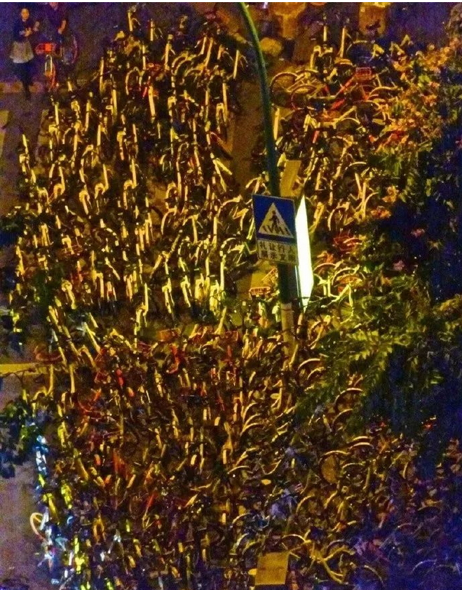 廈門新地標：由上萬輛被沒收的共享單車所堆成的共享單車墳場