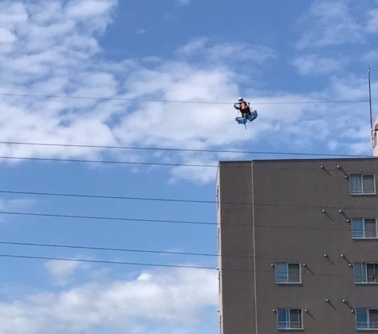 目撃 空に浮かぶ人間