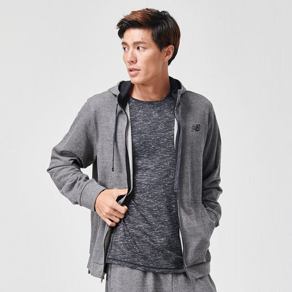 輕量吸排毛巾布材質 前側袋鼠口袋設計 連身帽帽口可抽繩調整鬆緊度 棉質成分添加，提升舒適度