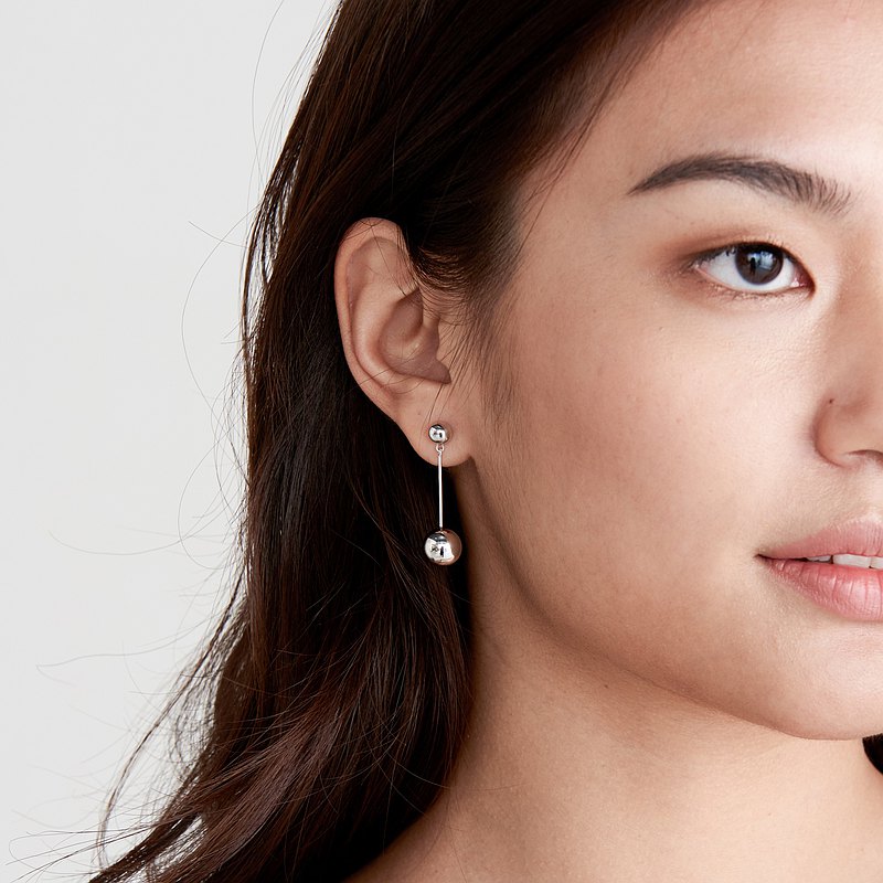 Silom銀飾初步由手工將銀片仔細拋光 多步驟地分層進行電鍍 確保每一件飾品的完美 並確認極致化耐用性。 同時加入質地高的白銠或18K黃金