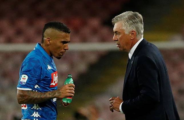 Pelatih Napoli Carlo Ancelotti saat memberi instruksi. REUTERS/Ciro De Luca