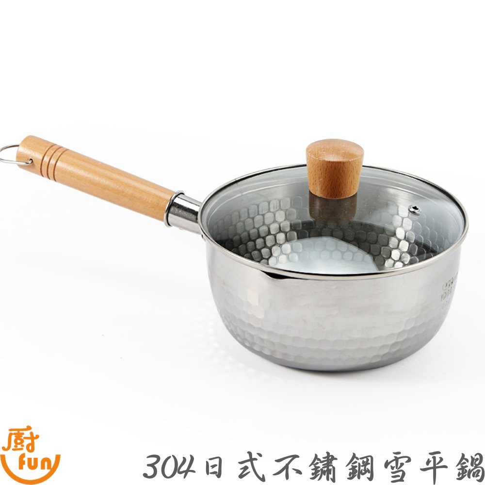 【商品介紹】採用日本規範標準食品級304不鏽鋼雪平鍋是風靡各大日劇的常用煮鍋 經常被主婦們用來快速煮食導熱快 熱度均勻 兩側導嘴設計 方便傾倒湯汁無論煮麵、煮湯、煮粥還是熱牛奶等等 都非常方便鍋身貼心