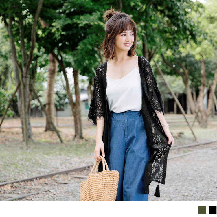 版型偏大 請依照個人喜愛的舒適度購買 滿版的鏤空蕾絲造型雕花搭配飽和的純色調， 展細細緻優雅的設計感~ 袖口的喇叭袖剪裁注入時髦的設計感， 內著簡單搭配打造甜美穿搭! ************** 小