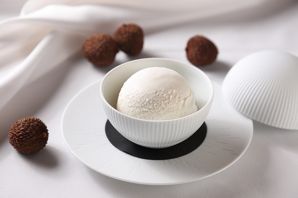 「玉荷包冰淇淋」使用大樹的冷凍玉荷包打成果泥，並加入荔枝蜜製作，氣味優雅芬芳，在舌尖上融化成一縷幸福感。(攝影/Carter)