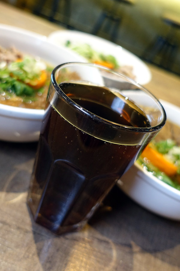 牛莊園牛肉麵，大安區四維路美食，科技大樓站牛肉麵，香煎雪花牛肉麵、蔬果湯頭牛肉麵，成功國宅旁得獎牛肉麵(含牛莊園菜單)