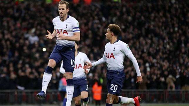 Para pemain Tottenham Hotspur rayakan gol Harry Kane.