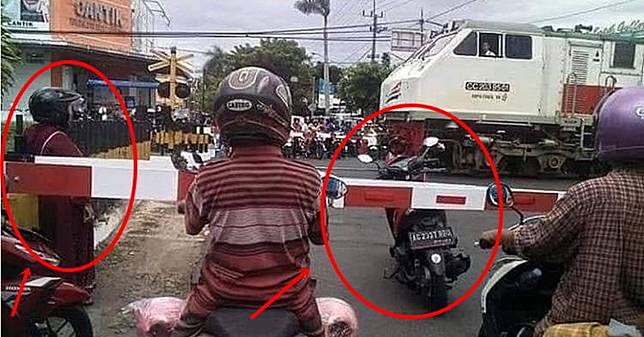 7 Kelakuan emak-emak di perlintasan kereta api ini gereget abis