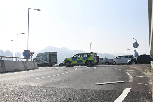 大三罷 示威者重開吐露港公路南北行各一條行車線警馬場對開封路 星島日報 Line Today